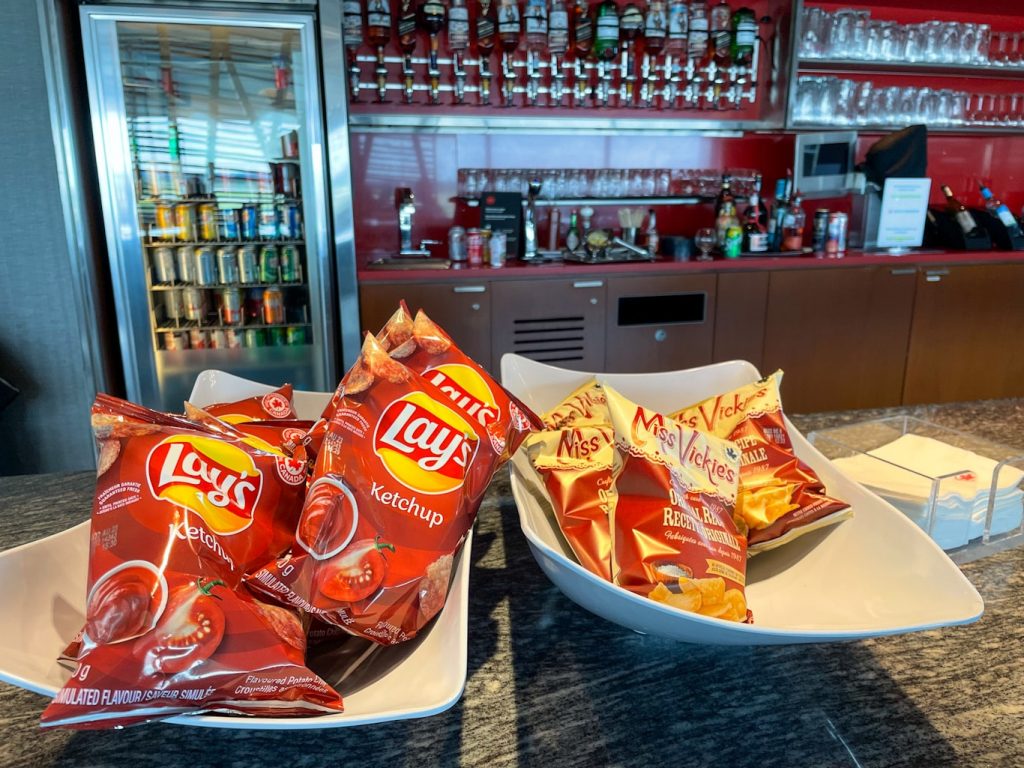 Maple Leaf Lounge food and beverage amenities in Ottawa