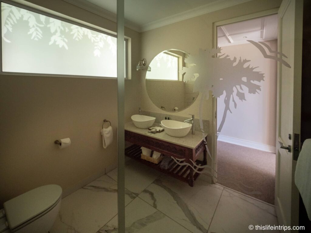 Palm River hotel bathroom