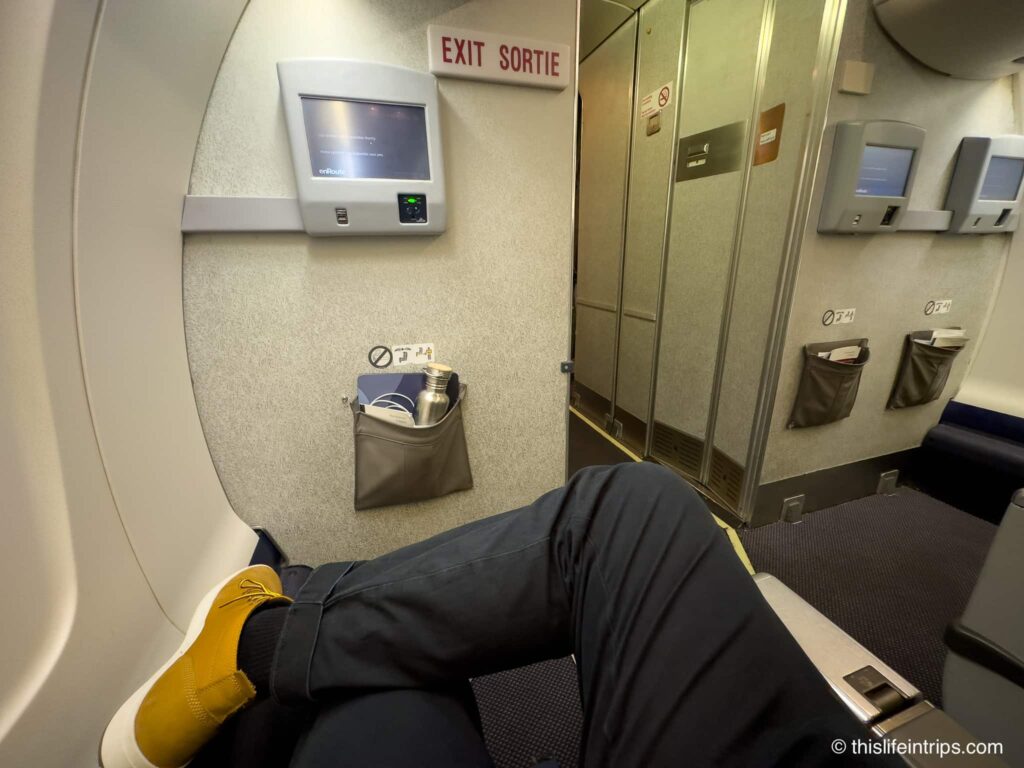 Air Canada CRJ 900 Business Class leg room
