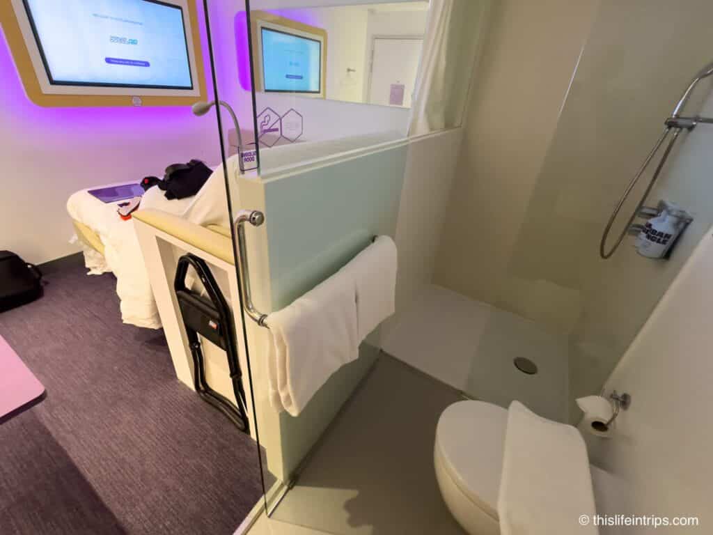 Yotel Singapore Changi bathroom