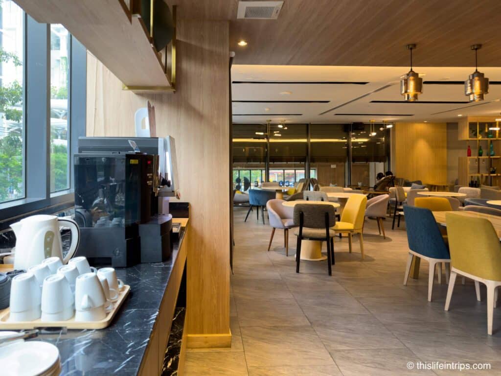 workspace at Staybridge Suites Bangkok Thonglor