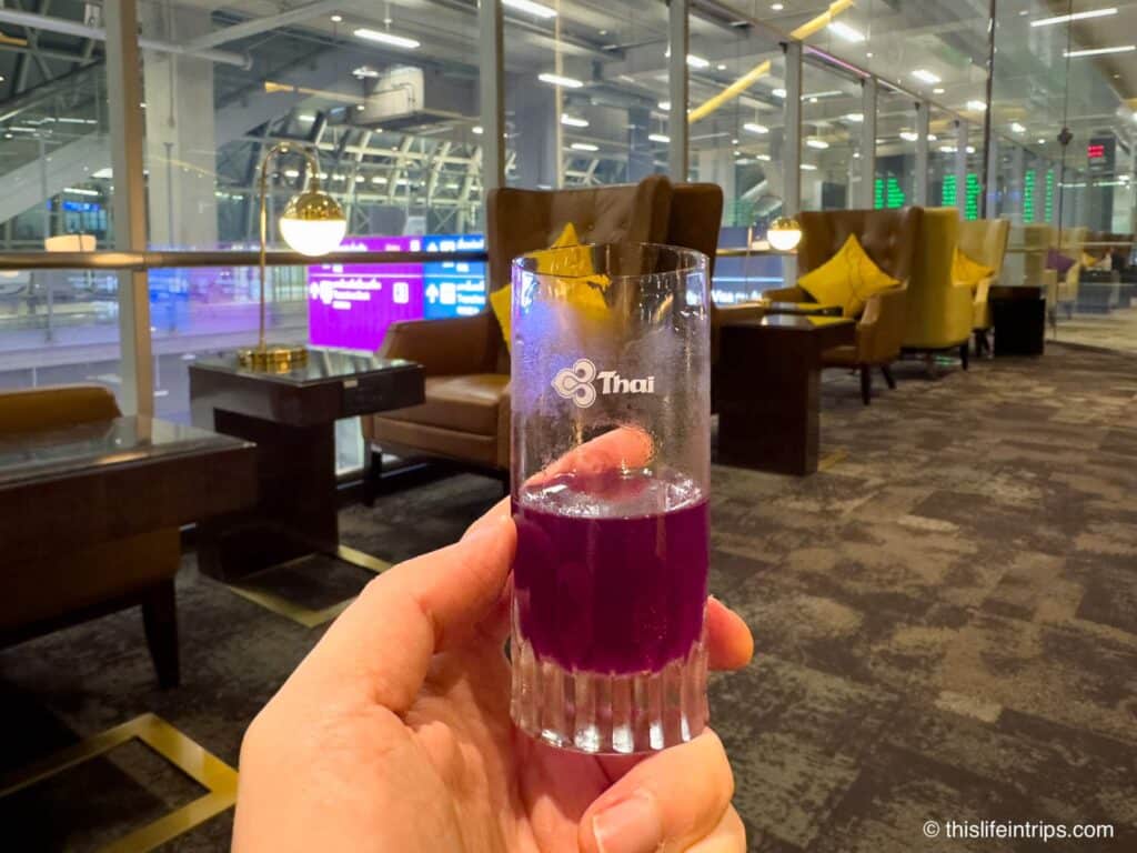 Nam Dok Anchan welcome drink at the Thai Airways First Class Lounge